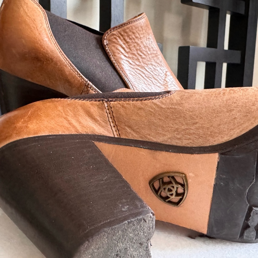 Ariat 'Geneva' Women's Distressed Brown Leather Ankle Booties 8.5